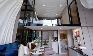 ขายดาวน์คอนโดอ่อนนุช อุดมสุข : ขายดาวน์คอนโด!  คอนโด 2 ชั้น  Knightbridge space sukhumvit- rama4 /Rare Item Room ราคาถูก ชั้นเดียวกับพื้นที่สวนสีเขียว