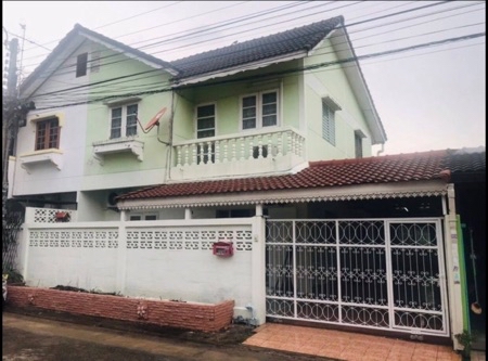 For SaleHouseKasetsart, Ratchayothin : Selling a twin house, 3 bedrooms, 2 bathrooms, 2 parking spaces, 35.6 sq wa, good location, ready to move in, convenient to travel near Sai Yut BTS station. The entrance to the alley is not deep.