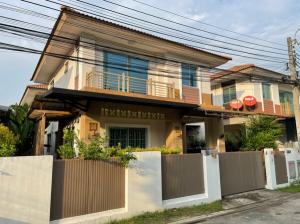 For RentHouseBangna, Bearing, Lasalle : Twin house for rent, 2 floors, Bangna-Wongwaen Road, area 35 square meters, 3 bedrooms, 2 bathrooms, rental price 22,000 baht per month.