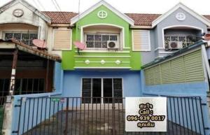 For SaleTownhouseSriracha Laem Chabang Ban Bueng : Townhouse for sale, 2 floors, Sriracha, Chonburi, Prapassorn Village. Behind Lotus, Muang Thong Market, next to Sahapat Group Near Sahapat Group, Laem Chabang Industrial Estate, newly painted houses, the road in front of the house is about 8 meters wide.