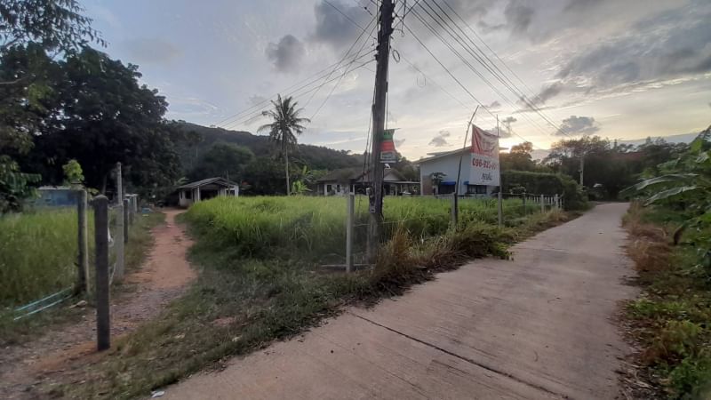 For SaleLandTrat : Land for sale 1 rai with title deed on Koh Chang near Klong Son Temple Not far from the pier, very cheap price, private atmosphere, good weather, good investment, can live by myself.