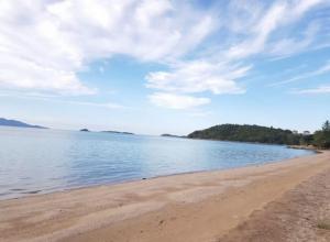 For SaleLandKoh Samui, Surat Thani : Beautiful land, Chaweng Beach, 2 rai, 1 ngan, 65 sq. wa. Suitable for business accommodation. If interested, contact 0894414445 or Line id: bell_st