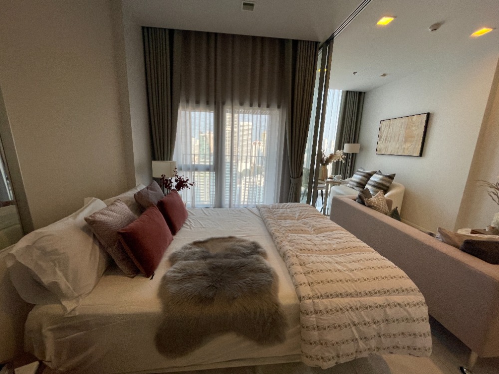 For SaleCondoNana, North Nana,Sukhumvit13, Soi Nana : Condo for sale, Hyde Sukhumvit 11, near BTS Nana, only 450 m., usable area 35.15 sq m, 1 bedroom, 1 bathroom, 24th floor, fully furnished, city view, convenient transportation, in the midst of major shopping centers and business areas.