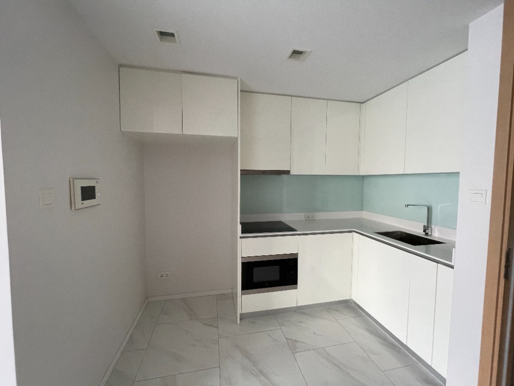 For SaleCondoNana, North Nana,Sukhumvit13, Soi Nana : Condo for sale, Hyde Sukhumvit 11, near BTS Nana, only 450 m., usable area 85 sq m, 32nd floor, 3 bedrooms, 2 bathrooms, convenient transportation, surrounded by many restaurants. In the midst of major shopping centers and business areas