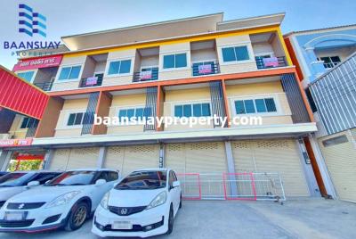 For RentShophouseLop Buri : Rent a commercial building, 3 floors, 4 booths, 8500 baht per booth, Saraburi-Lom Sak Road. Lopburi Province, near Betagro Company