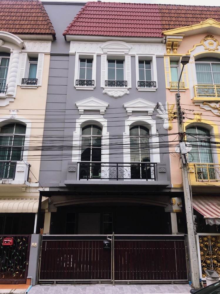 For SaleTownhouseKasetsart, Ratchayothin : House for sale, Baan Klang Muang, Malti-Kalo Ratchavipha, 3-storey townhome, next to the clubhouse, 21 sq m, area 169 sq m, 3 bedrooms, 4 bathrooms, 1 living room, 1 dining room, width 5.5 meters, parking space 2 cars, fully furnished, 8.9 million baht