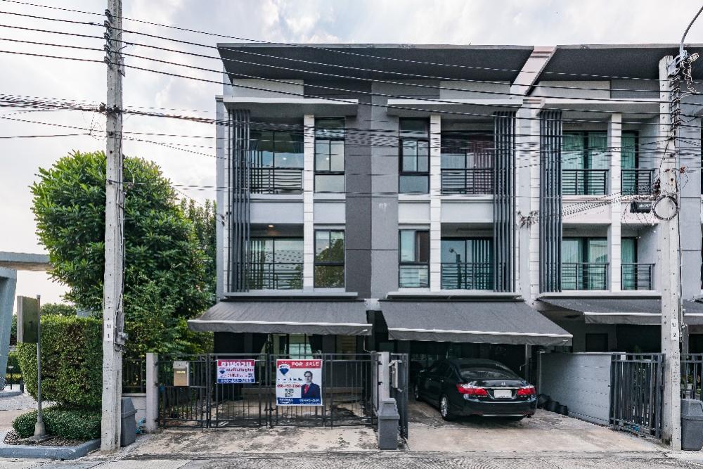 For SaleTownhouseRathburana, Suksawat : Baan Klang Muang Rama 2 - Phutthabucha, there is a promotion for free common fee for 2 years 🔥📍 3-storey townhome, 34.1 sq m, the largest house, 3 bedrooms with the most beautiful Clubhouse view. with house number 1