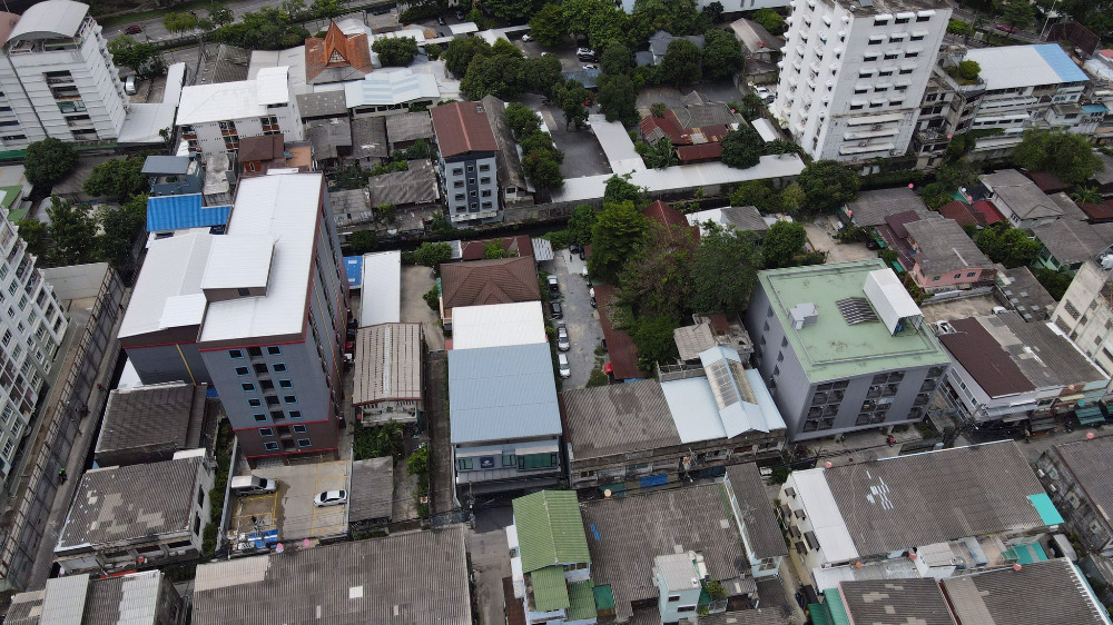 For SaleLandWongwianyai, Charoennakor : Land for sale, BTS and Icon Siam location, good location, Krungthon 182 square wa., width 14 meters, plot of 4 fabrics