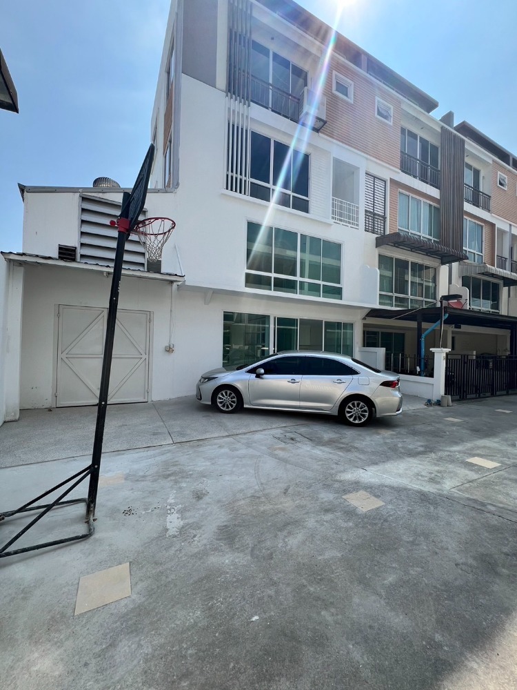 For SaleOfficeOnnut, Udomsuk : For sale: Townhome/Office in Sukhumvit 54 Alley, nicely renovated with built-in furniture, 2 BR/5B, 1 km. from BTS Onnuch