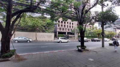 For SaleShophouseRama9, Petchburi, RCA : Commercial building for rent and sale, 5 booths, 6-storey building, #corner, next to Ekamai Road. Just 900 meters from Sukhumvit Road, BTS Ekkamai, opposite the Noble Reveal condo, suitable for showrooms, offices, beauty clinics.