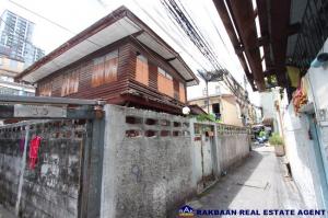 For SaleLandSathorn, Narathiwat : Land for sale, urgently, 52 sq.wa. (plus a house) in Soi Lang Suanplu Market, Sathorn, Bang Rak, suitable for building a hostel, building an apartment.
