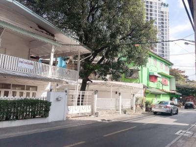 For SaleLandLadprao, Central Ladprao : Land for sale with old Thai style house, 53 sq m.. Good location in front of Soi Ladprao 15, near the train station, with parking.