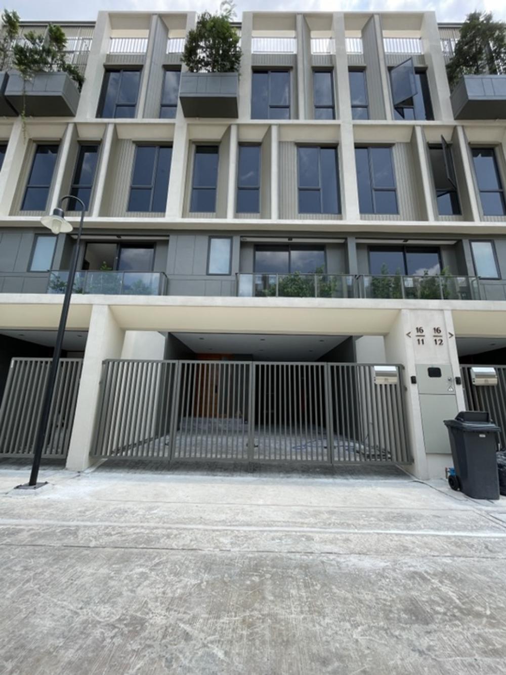 For SaleTownhouseYothinpattana,CDC : Townhome for sale, good feng shui, near the yellow line train and using Chalong Rat Expressway, Ladprao 93 284.65 sq m. 30 sq m. Good view, beautiful view.