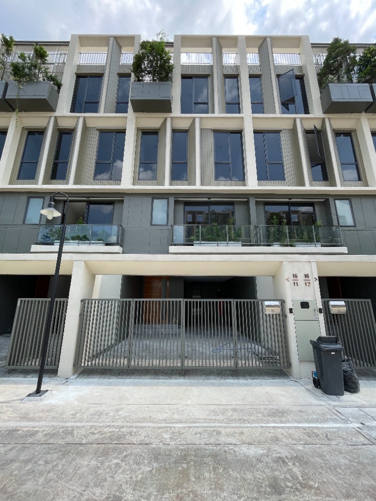 For SaleTownhouseLadprao101, Happy Land, The Mall Bang Kapi : Townhome for sale, Thur Ladprao 93, Feng Shui Dee, usable area 284 sq m, 4 bedrooms, 5 bathrooms, 3 parking spaces (no lift). There is only one on Ladprao Road that gives shady trees. modern house design Convenient transportation near BTS Wang Thong Lang 