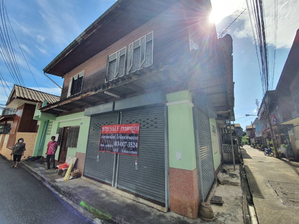 For SaleShophouseChanthaburi : 2 storey house for sale, commercial, near Ploy Chanthaburi market, on the corner of the road, cheap price, discount 2 hundred thousand, urgent
