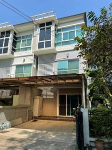 For SaleTownhouseRama9, Petchburi, RCA : Quick sale, 3-storey townhome, behind the corner of The Metro Village, Rama 9-Motorway. ready to move in