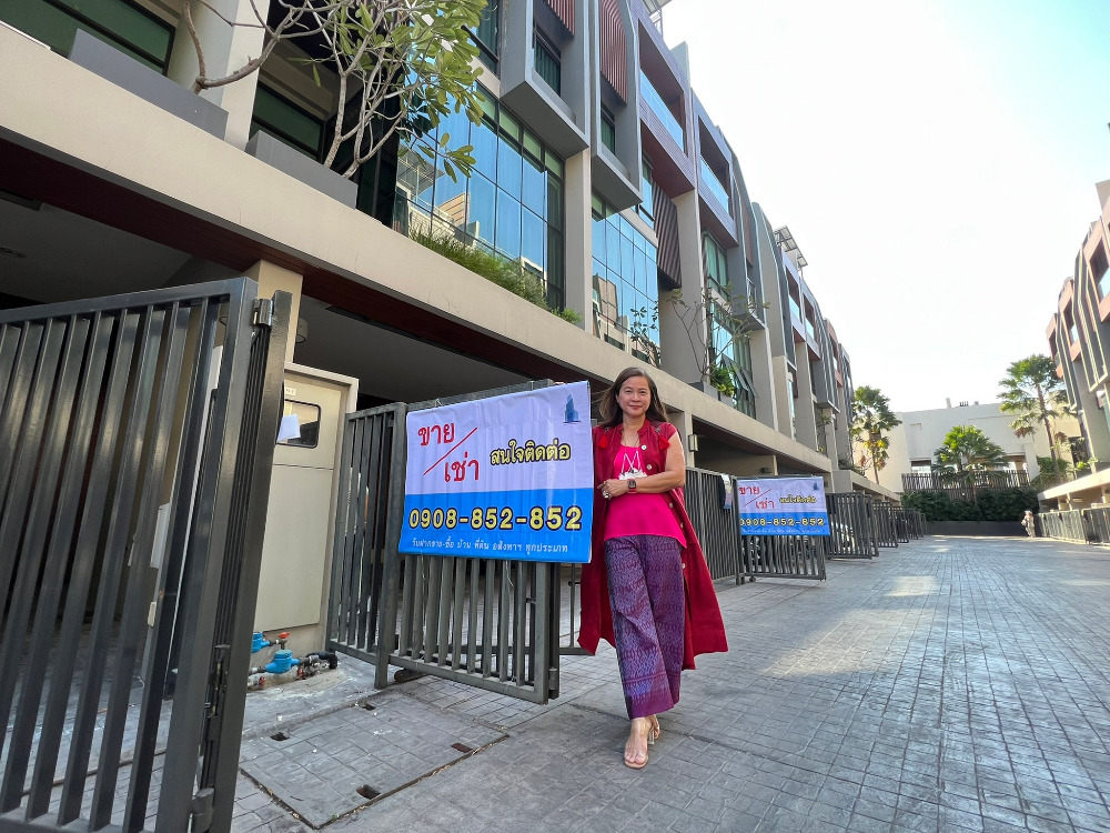 For SaleTownhouseOnnut, Udomsuk : The Park Lane 22 is a 4-storey townhome in the heart of the city, located in Soi Ekamai 22 near Airport Link / Ramintra Expressway / BTS Ekkamai.