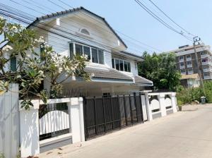 For RentHouseChaengwatana, Muangthong : House for rent Opposite Central Chaengwattana Area 50 square wa