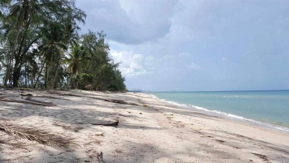 For SaleLandNakhon Si Thammarat : 🔥🔥Risa00105 Land for sale, private beach, good location, suitable for a resort, 91 rai, 1 ngan, wholesale price 700 million baht only Very worthwhile, price negotiable 🔥🔥