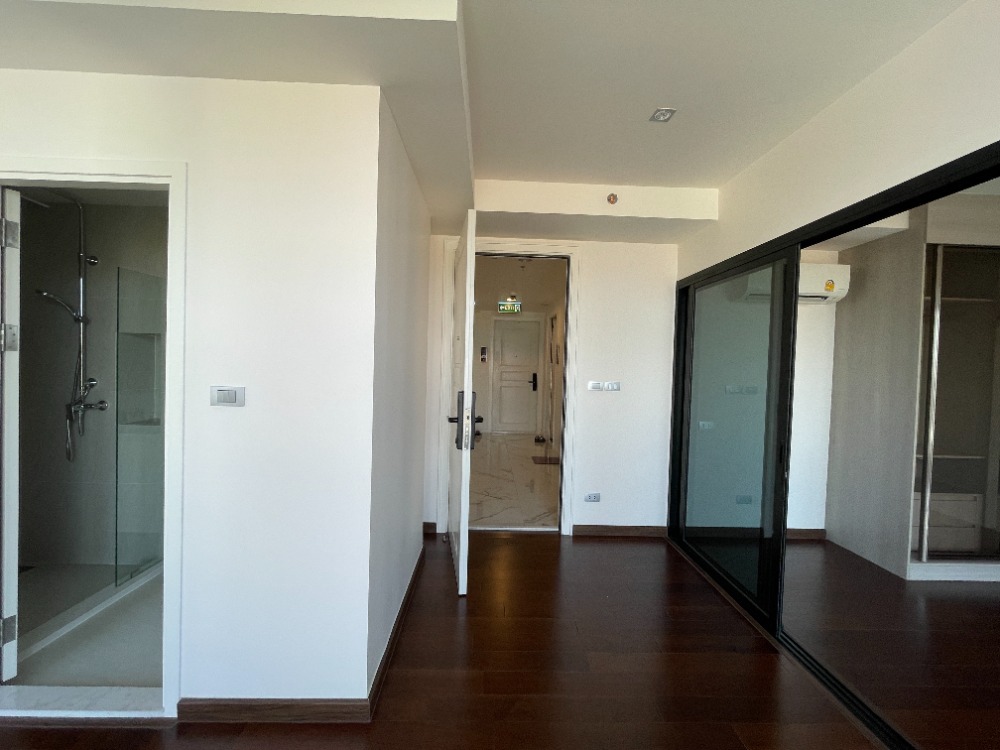 For SaleCondoSathorn, Narathiwat : Condo for sale, Altitude Symphony Charoenkrung, 11th floor, usable area 39.49 sq m, 1 bedroom, 1 bathroom, city view, convenient transportation, there is a Shutter Bus shuttle to Surasak Station and close to Shrewsbury International School.