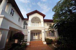 For RentHouseBangna, Bearing, Lasalle : 2 storey detached house for rent, Srinakarin Road, area 200 square meters, 4 bedrooms, 5 bathrooms, rental price 100,000 baht per month.