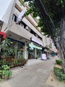 For SaleShophouseRatchadapisek, Huaikwang, Suttisan : The most urgent sale... Commercial building 3 booths, next to Ratchada Road, at the mouth of Soi Ratchada Soi 10
