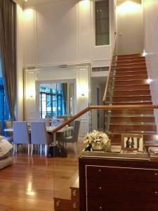 For SaleCondoSukhumvit, Asoke, Thonglor : 🔥 Urgent sale!!! Duplex condo, 3 bedrooms, 3 bathrooms, in the heart of the city, Bright Sukhumvit 24, in the middle of Soi Sukhumvit 24 🚇✈️ Very convenient to travel. near Emporium There is a free shuttle bus to Phrom Phong BTS station • Usable area 162.