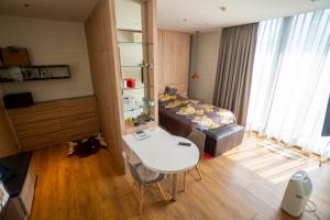 For SaleCondoSukhumvit, Asoke, Thonglor : Park24 Sukhumvit 24, Studio 33 sqm. River view Rare Item!! 38th Fl. Building 2 Built-in Furniture