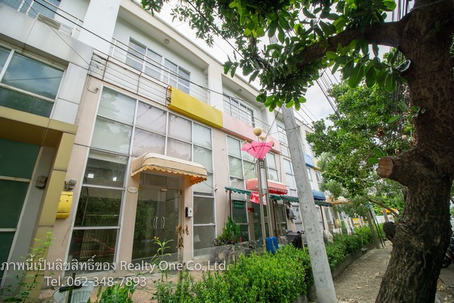 For SaleShophousePathum Thani,Rangsit, Thammasat : Selling a 2.5-storey commercial building, Thanyathani University, Soi Lam Luk Ka 71, Khlong Si, Pathum Thani.