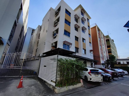 For SaleBusinesses for saleRama9, Petchburi, RCA : Selling cheap! Apartment Huai Khwang #5 floors with elevator (near MRT Huai Khwang only 280 m.) 110 sq.wa. 2000 sq.m. 50 rooms - air-conditioned in every room.