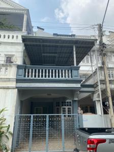 For SaleTownhousePathum Thani,Rangsit, Thammasat : Selling very cheaply!! 3-storey townhome, Porn Romyen Villa Village, Lam Luk Ka Khlong 2, area size 22 sq m, 4 bedrooms, 3 bathrooms, free air conditioner!!!