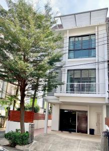 For SaleTownhouseOnnut, Udomsuk : Quick sale, townhome / home office _ Sukhumvit 77, location in the city, 3 lines of train, walk to BTS Si Nut only 600 meters, project on the main road, behind the corner, fully furnished