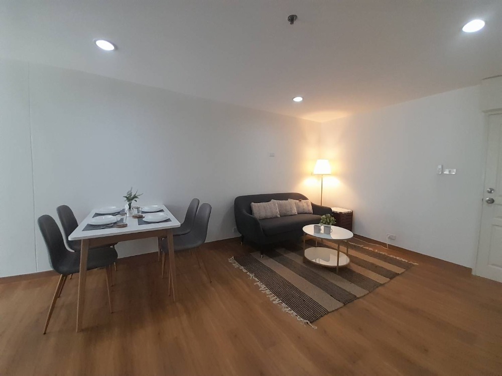 For RentCondoSukhumvit, Asoke, Thonglor : Condo size 1 + 1 bedroom for rent, newly decorated, new furniture, ready to move in today, large balcony, on the 20th floor, corner room.