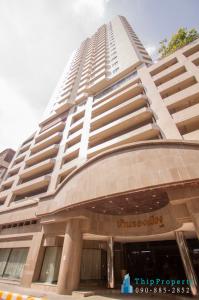 For SaleCondoSiam Paragon ,Chulalongkorn,Samyan : Rent and sell Baan Rong Muang Condominium, 2 bedrooms, 2 bathrooms, separate kitchen, size 75 sq.m., convenient for both car and public transport, walking distance near MRT Hua Lamphong