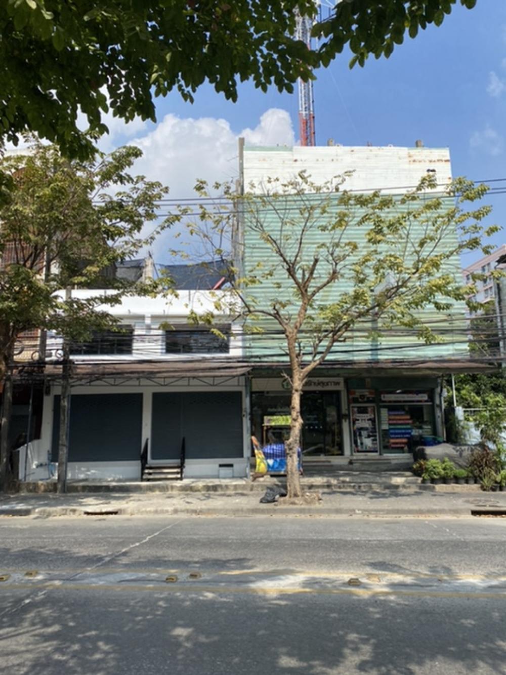 For RentShophouseOnnut, Udomsuk : Two-room shophouse for rent Along Udomsuk Road, 400 meters to BTS, between Soi 5 and Soi 7, Udomsuk Road, excellent location, can park on the street. Suitable for business or office, two and a half floors, with mezzanine and rooftop.