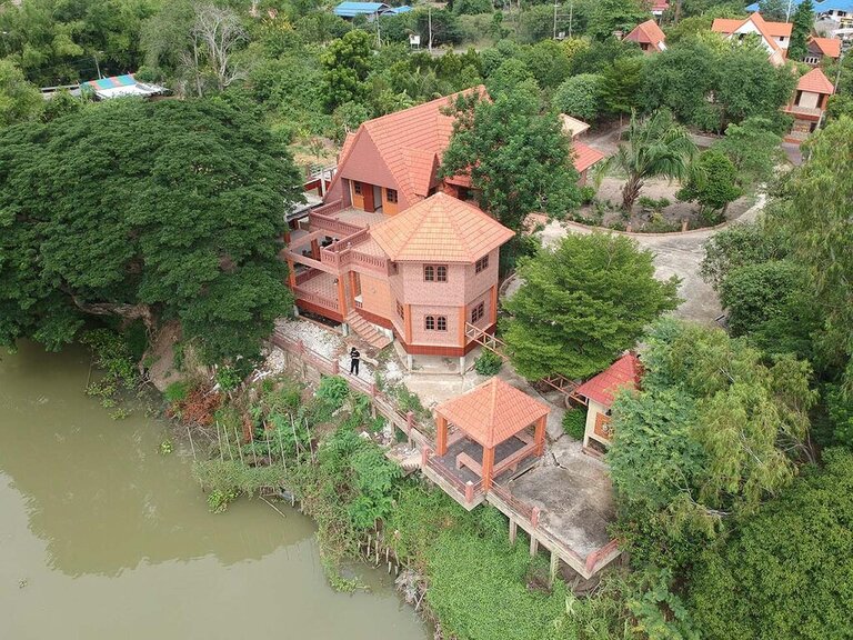 ขายบ้านอยุธยา : ขายด่วนมาก รีสอร์ทขนาดใหญ่ 15 ห้องนอน ห้องอเนกประสงค์ สำนักงาน และร้านกาแฟ (700 ตรม) ที่ดิน 1-3-0 ไร่ ริมแม่น้ำน้อย อ.เสนา จ.อยุธยา