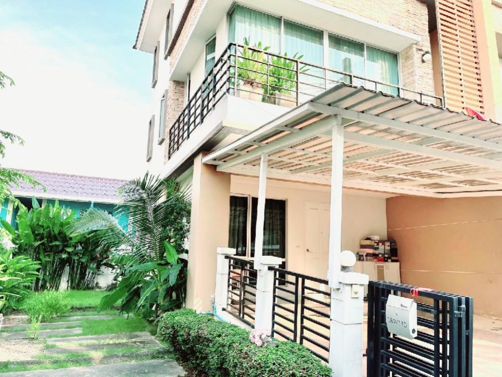 For SaleTownhouseRamkhamhaeng, Hua Mak : Corner townhome for sale Get a free garden next to the house, 3 and a half storey high ceilings, beautiful, ready to move in, 179 sq m., lots of space like a single house, selling cheaply for 4.4 million, plus the whole house is furnished.