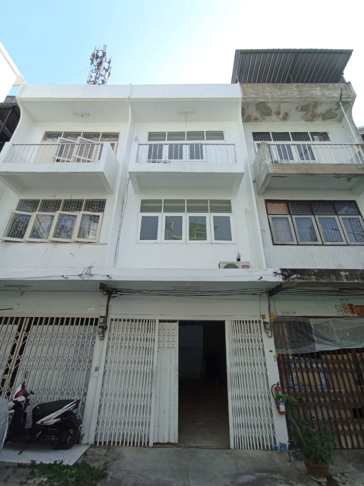 For RentTownhouseWongwianyai, Charoennakor : urgent!!! 3-story shophouse for rent, Soi Charoen Nakhon 40, has parking, near the BTS, convenient travel, near Icon Siam.