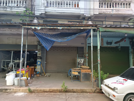 For RentShophouseNonthaburi, Bang Yai, Bangbuathong : For rent, commercial building, 3 and a half floors, 18 sq m. Graceland Village, Soi Bang Krang 38, good location, suitable for doing business, trading near