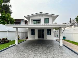 For RentHouseAri,Anusaowaree : newly renovated PET-FRIENDLY detached house for rent in Phaholyothin soi 9 (Ari district). Suitable for family and home office. Land size is 109 sq.w. and usable spaces are about 400 sq.m.  Modern-style house