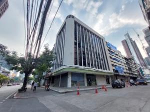 For RentShophouseSukhumvit, Asoke, Thonglor : Rental: Office Buidling and Show Room with Private Lift in Thonglor , 6 Storeys , 590 sqm , 1400 sqm , 10 Bath , 7 Parking lot 🔥🔥Rental Price : 350,000 THB / Month 🔥🔥• High Ceiling: 5 m + 2.6 m #superluxuryhousebkk#Ultraluxurycondo #luxuryhouseban