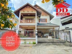 For SaleHouseYothinpattana,CDC : Single house in prime location Big C Lat Phrao Along Ramintra Express, near the entrance of Soi Lad Phrao 93, Lad Phrao Hospital, MRT Wang Thonglang Station