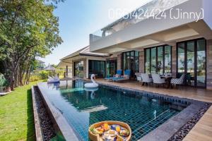 For SaleHouseHua Hin, Prachuap Khiri Khan, Pran Buri : Selling a luxury villa on the lake in Hua Hin, price 18 million baht.
