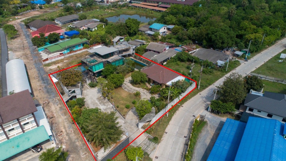 For SaleHousePattaya, Bangsaen, Chonburi : Selling a modern loft-style single house on a 2,372 square meters land, located near Chonburi bypass road, with easy access. Just 10 minutes to Robinson Lifestyle Chonburi at a special price!