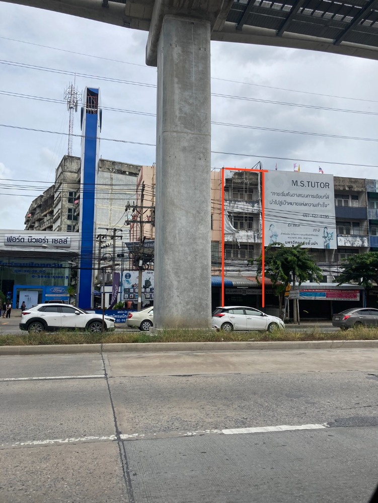 For RentShophouseNawamin, Ramindra : Commercial building for rent on the main road, Ramintra, 500 meters from the Pink Line MRT station.