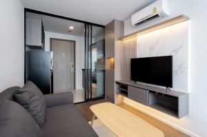 เช่าคอนโดรัชดา ห้วยขวาง : Owner Post ให้เช่าห้องใหม่แกะกล่อง ไม่เคยเข้าอยู่ Smart Closet 1 bed ชั้น 8 ทิศเหนือ Ready to move in