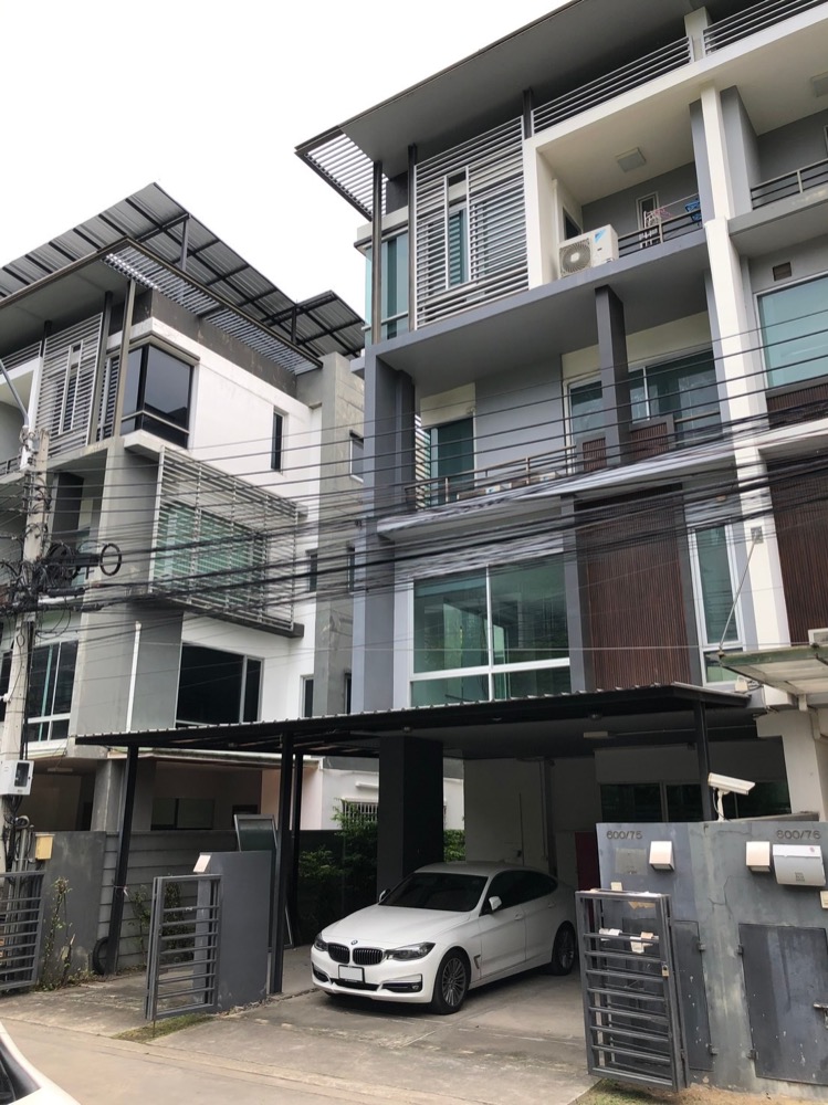 For SaleHouseRama9, Petchburi, RCA : House at B Square project, suitable for renovation, style Loft, good location, sell home office, office building, B Square, B Square, Rama 9, Meng Jai, Soi United Auction Wang Thonglang District