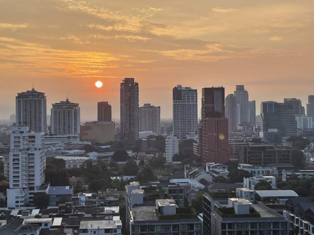 For SaleCondoSukhumvit, Asoke, Thonglor : Sale with tenant Oka Haus S36 Condo resort, room with bathtub - air conditioner, hidden ceiling, 35 sq m, Home automation, high floor, city view, peaceful, full rest, convenient, near bts Thonglor