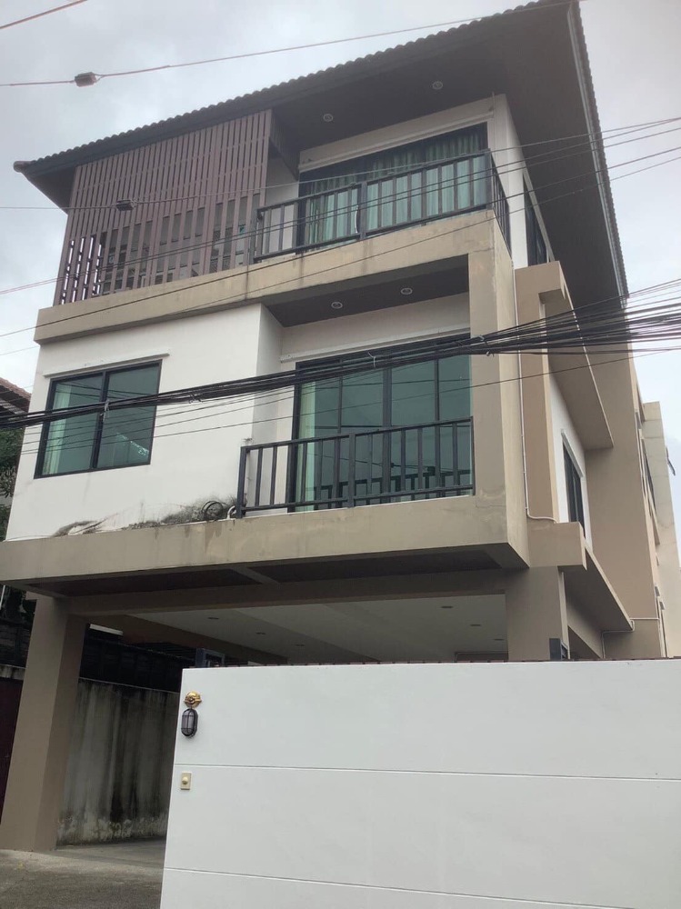 For RentOfficeLadprao, Central Ladprao : 3-storey office building for rent in Lat Phrao area.