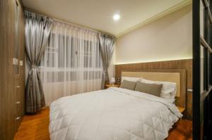 For RentCondoSukhumvit, Asoke, Thonglor : Lumpini Suite Sukhumvit 41 Urgent rent !! The room is very spacious. You can ask for more information.